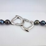 Collier en fil de soie avec fermoir argent 'coeurs enlacés', 43 perles de Tahiti cerclées, catégories A/B/C, 8.3 à 10.3mm, multicolore - détail fermoir