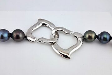 Collier en fil de soie avec fermoir argent 'coeurs enlacés', 43 perles de Tahiti cerclées, catégories A/B/C, 8.3 à 10.3mm, multicolore - détail fermoir