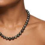 Collier en fil de soie avec fermoir argent 'coeurs enlacés', 43 perles de Tahiti cerclées, catégories A/B/C, 8.3 à 10.3mm, multicolore