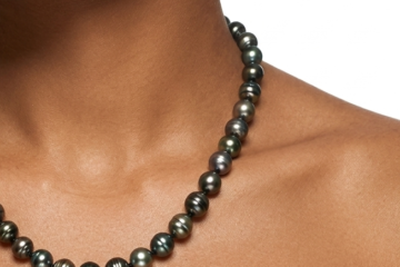 Collier en fil de soie avec fermoir argent 'coeurs enlacés', 43 perles de Tahiti cerclées, catégories A/B/C, 8.3 à 10.3mm, multicolore