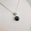 Pendentif argent rhodié zircons "tube", 1 perle de Tahiti ronde A 13mm noir aubergine