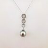 Pendentif en argent 925 rhodié et zircons, 1 perle de Tahiti ronde, catégorie B, 10,3mm, gris anisé