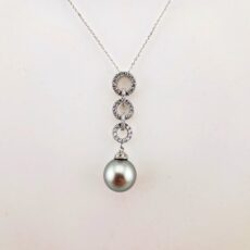 Pendentif en argent 925 rhodié et zircons, 1 perle de Tahiti ronde, catégorie B, 10,3mm, gris anisé
