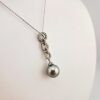 Pendentif en argent 925 rhodié et zircons, 1 perle de Tahiti ronde, catégorie B, 10,3mm, gris anisé