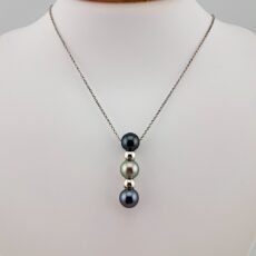 Collier en argent 925 rhodié, 2 intercalaires en argent 925 rhodié, 3 perles de Tahiti rondes, cat. A 9.2mm noir / cat. C 9.3mm champagne / cat. A 9.2mm bleu rosé