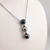 Collier en argent 925 rhodié, 2 intercalaires en argent 925 rhodié, 3 perles de Tahiti rondes, cat. A 9.2mm noir / cat. C 9.3mm champagne / cat. A 9.2mm bleu rosé