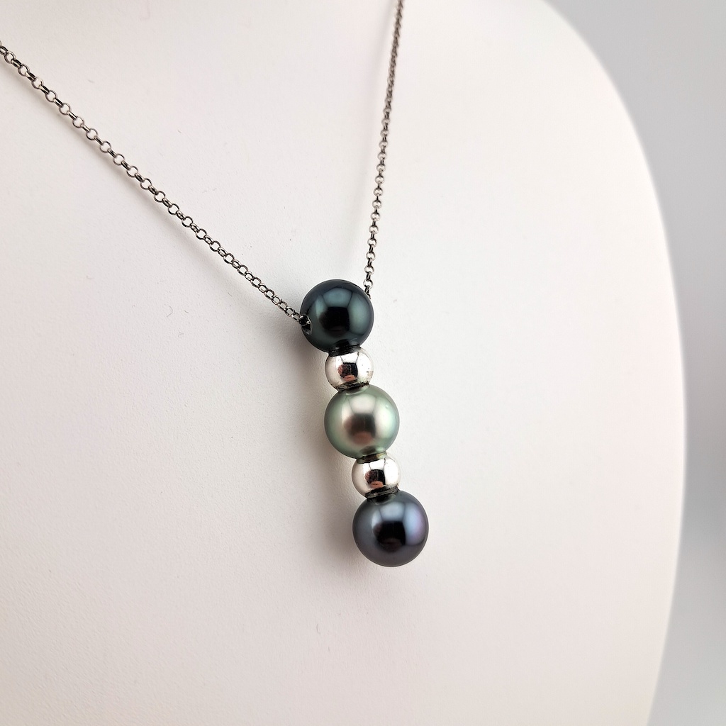 696-2 Collier en argent 925 rhodié, 2 intercalaires en argent 925 rhodié, 3 perles de Tahiti rondes, cat. A 9.2mm noir / cat. C 9.3mm champagne / cat. A 9.2mm bleu rosé