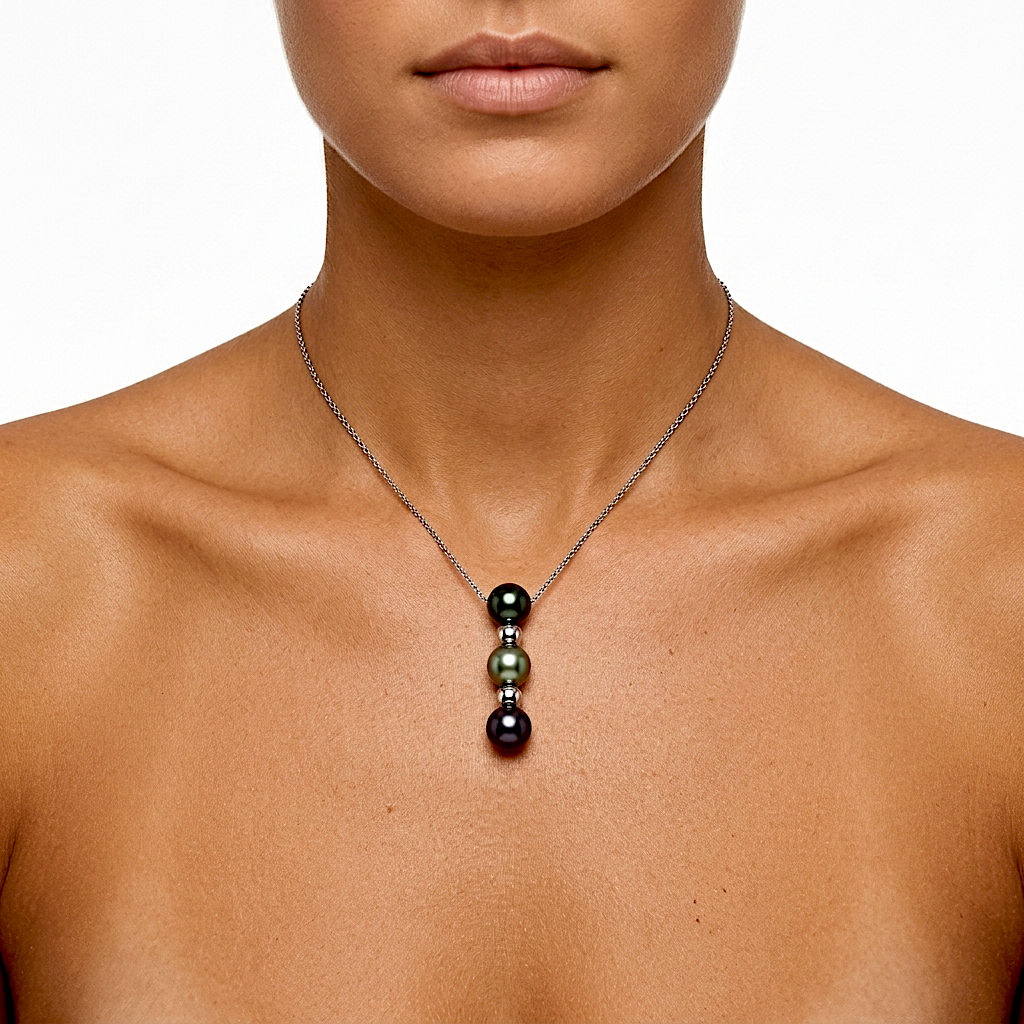 696-modele Collier en argent 925 rhodié, 2 intercalaires en argent 925 rhodié, 3 perles de Tahiti rondes, cat. A 9.2mm noir / cat. C 9.3mm champagne / cat. A 9.2mm bleu rosé