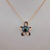Pendentif 'fleur' en argent 925 plaqué or rose, 1 perle de Tahiti ronde, catégorie B, 9.5mm, bleu vert