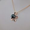 Pendentif 'fleur' en argent 925 plaqué or rose, 1 perle de Tahiti ronde, catégorie B, 9.5mm, bleu vert