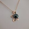 Pendentif 'fleur' en argent 925 plaqué or rose, 1 perle de Tahiti ronde, catégorie B, 9.5mm, bleu vert