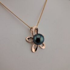 Pendentif 'fleur' en argent 925 plaqué or rose, 1 perle de Tahiti ronde, catégorie B, 9.5mm, bleu vert