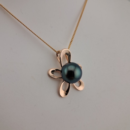 722-3 Pendentif 'fleur' en argent 925 plaqué or rose, 1 perle de Tahiti ronde, catégorie B, 9.5mm, bleu vert