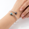 Bracelet 'Toi & Moi' en argent 925 rhodié, 2 perles de Tahiti, ronde cat. B 9,7mm bleu / semi-ronde cat. C 9,6mm aubergine