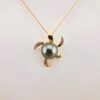 Pendentif 'tortue' en plaqué or et zircons, 1 perle de Tahiti ronde, catégorie B, 10mm, vert