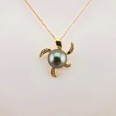 Pendentif 'tortue' en plaqué or et zircons, 1 perle de Tahiti ronde, catégorie B, 10mm, vert