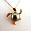 Pendentif 'tortue' en plaqué or et zircons, 1 perle de Tahiti ronde, catégorie B, 10mm, vert