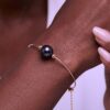 Bracelet en or jaune 18 carats, 1 perle de Tahiti ronde, catégorie A, 9,6mm, aubergine, terminaison avec 1 keshi de Tahiti