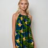 Robe longue YAELLE, fluide et faite main, aux motifs tropicaux. Création exclusive COCOBLANC, disponible à Moorea, en Polynésie française.