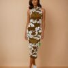 Robe longue XANTIA, légère et faite main, aux motifs tropicaux. Création exclusive COCOBLANC, disponible à Moorea, en Polynésie française.