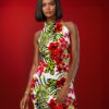 Robe longue XANTIA, légère et faite main, aux motifs tropicaux. Création exclusive COCOBLANC, disponible à Moorea, en Polynésie française.