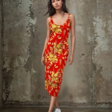 Robe longue SANTALE, légère et faite main, aux motifs tropicaux. Création exclusive COCOBLANC, disponible à Moorea, en Polynésie française.