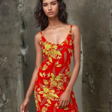 Robe longue SANTALE Robe longue SANTALE, légère et faite main, aux motifs tropicaux. Création exclusive COCOBLANC, disponible à Moorea, en Polynésie française.