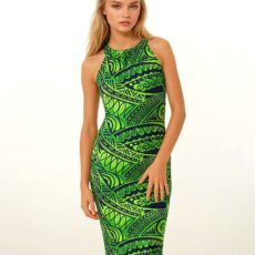 Robe longue XANTIA, légère et faite main, aux motifs tropicaux. Création exclusive COCOBLANC, disponible à Moorea, en Polynésie française.