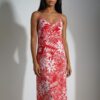 Robe longue SANTALE, légère et faite main, aux motifs tropicaux. Création exclusive COCOBLANC, disponible à Moorea, en Polynésie française.