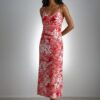 Robe longue SANTALE, légère et faite main, aux motifs tropicaux. Création exclusive COCOBLANC, disponible à Moorea, en Polynésie française.