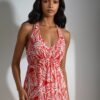 Robe longue ZOE, dos ouvert, faite main, motifs tropicaux. Création exclusive COCOBLANC, disponible à Moorea, en Polynésie française.
