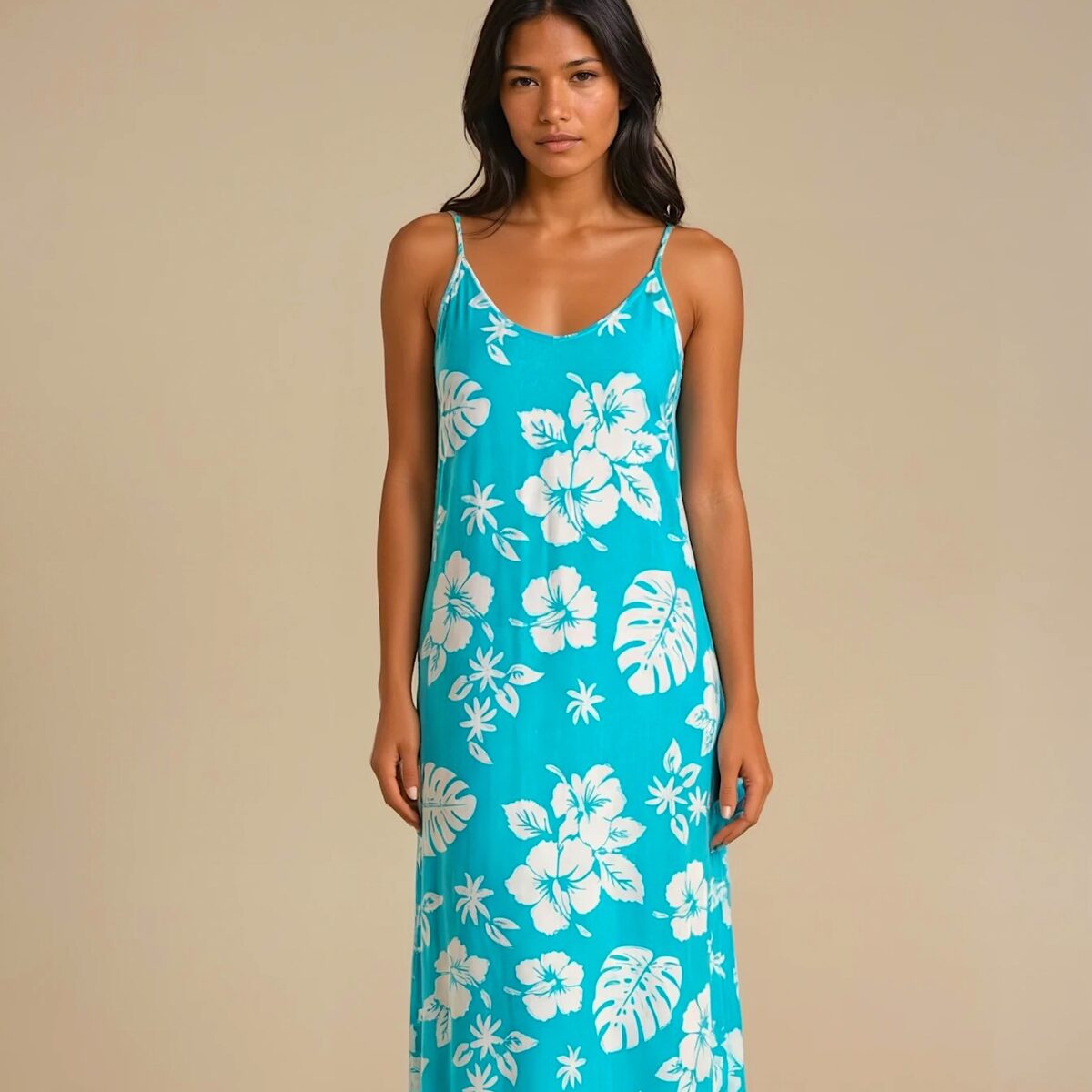 Robe longue SANTALE, légère et faite main, aux motifs tropicaux. Création exclusive COCOBLANC, disponible à Moorea, en Polynésie française.